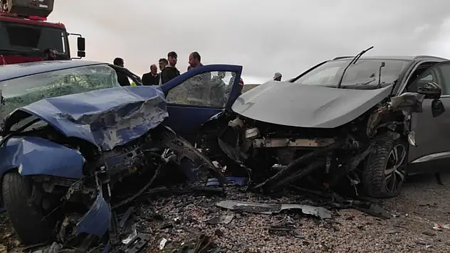 Sivas'ta 2 otomobilin çarpıştığı kazada 1 kişi öldü, 2 kişi yaralandı