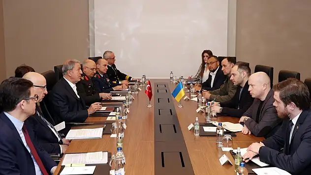 Milli Savunma Bakanı Akar, Ukrayna Altyapı Bakanı Kubrakov ile Kayseri'de bir araya geldi