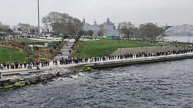 TCG Anadolu gemisi için ziyaretçi kuyruğu