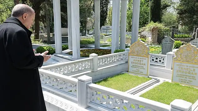 Cumhurbaşkanı Erdoğan'dan bayram arifesinde  kabir ziyareti
