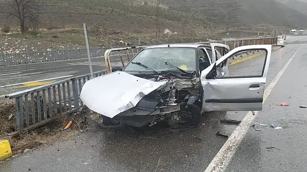 Bariyerlere çarpan otomobilde 1 kişi öldü, 3 kişi yaralandı