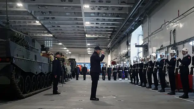 Bakan Akar, son iftarı şehit aileleri ve gazilerle TSK'nın yeni 'amiral gemisi'nde yaptı