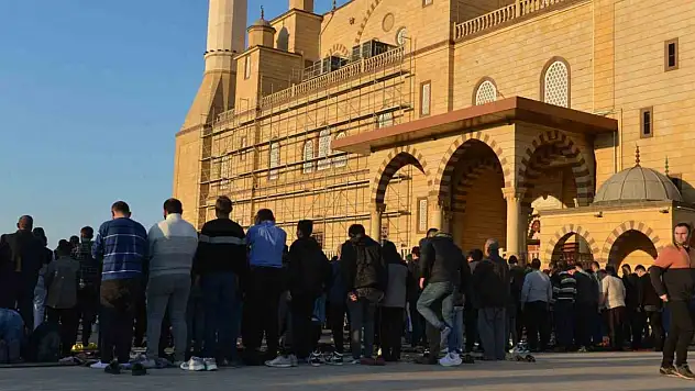 Deprem sonrası ilk bayram namazı
