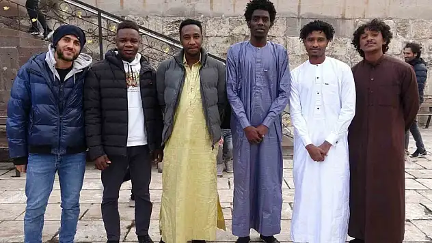 Geleneksel kıyafetleriyle bayram namazını kıldılar