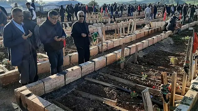 Bayram sabahı mezarlıklara akın edildi