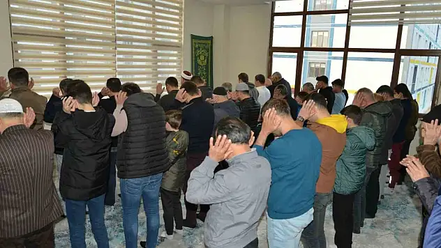 KYK yurdunda kalan depremzedeler bayram namazında bir araya geldi