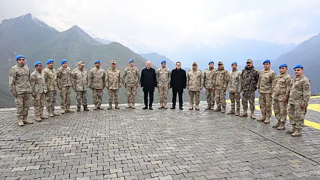 Cumhurbaşkanı Erdoğan, Mahya Tepe Üs Bölgesi'ndeki güvenlik güçlerinin Ramazan Bayramı'nı kutladı