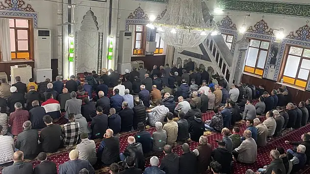 Ramazan Bayramı'nın ilk günü vatandaşlar bayram namazında camilere akın etti