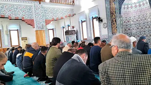 Bayram namazında camiler doldu taştı