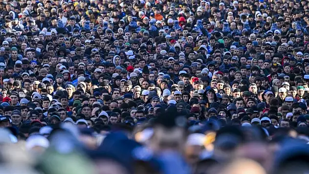 Rusya'da Müslümanlar Ramazan Bayramı namazında camilere sığmadı