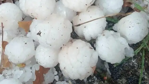 Ceviz büyüklüğünde dolu yağdı