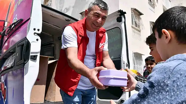 Binlerce hediye dağıtıldı