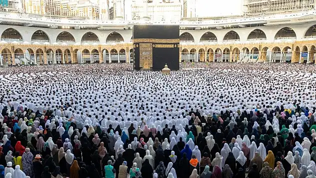 Kabe ve Mescid-i Nebevi'de bayram namazı yoğun katılımla kılındı
