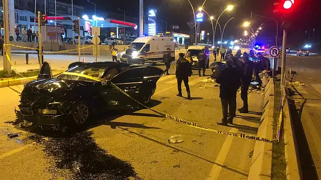 Çankırı'da iki otomobil çarpıştı, 1 kişi öldü, 1'i ağır 5 kişi yaralandı