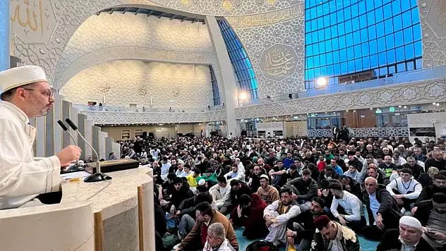 Almanya'da Müslümanlar camilere sığmadı