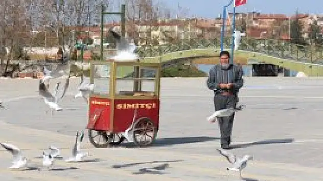 Su kuşlarını hamur işiyle besliyor