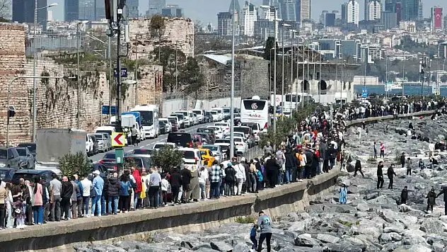 TCG Anadolu Gemis için kilometrelerce kuyruk oluşturdular