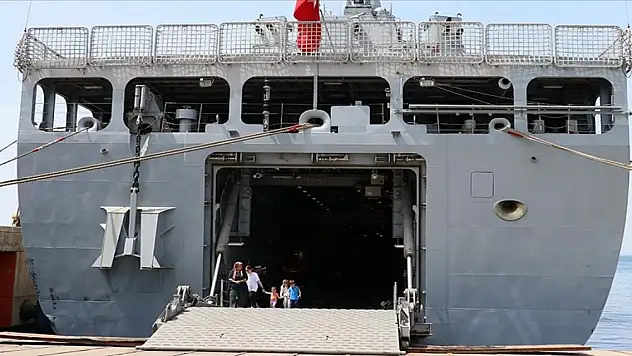 Yüzer hastanede 15 bin depremzedeye hizmet verildi