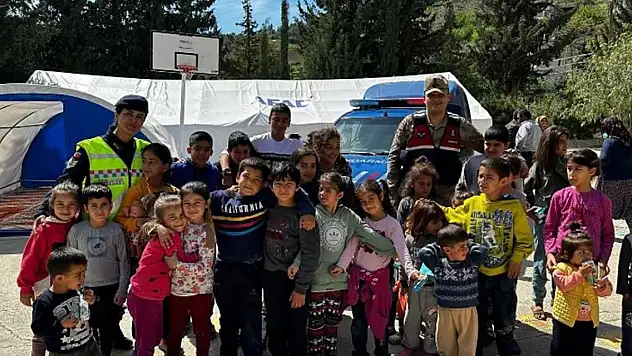 Jandarma ekipleri depremzede çocuklara bayramlık ve oyuncak dağıttı