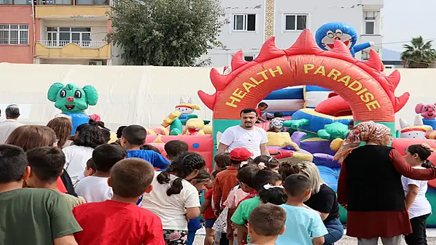 Depremzede çocuklar çadır kente kurulan şişme oyun parkında eğlendi