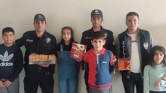 Konya Karapınar'da polislerden depremzedelere bayram ziyareti