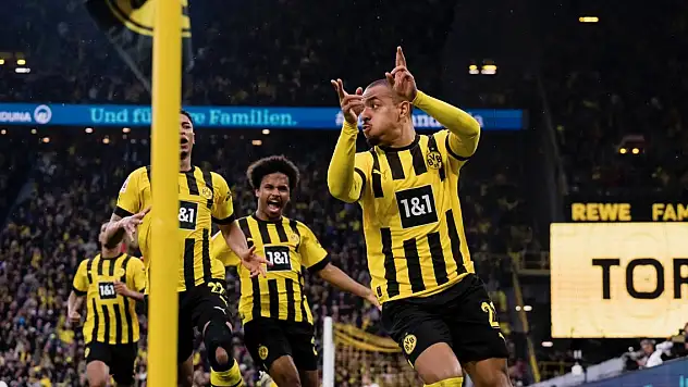 Borussia Dortmund, Eintracht Frankfurt'u 4-0 yenerek liderlik koltuğuna oturdu