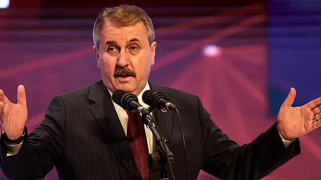 Destici: Yanlarına belediye başkanlarını alarak sırf siyaseten görüntü vermek adına deprem bölgesine gittiklerini görüyoruz