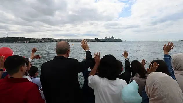 TCG Anadolu, Cumhurbaşkanı Erdoğan'ı selamladı