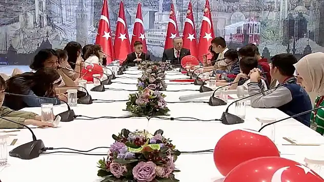 Cumhurbaşkanı Erdoğan, Bakan Özer ve beraberindeki depremzede çocukları kabul etti