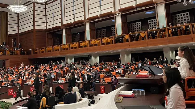 TBMM Başkanı Şentop koltuğunu 5. sınıf öğrencisi Medine Karakışla'ya devretti