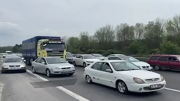 Bayram tatilinden dönenler Anadolu Otoyolu'nda akıcı yoğunluk oluşturuyor
