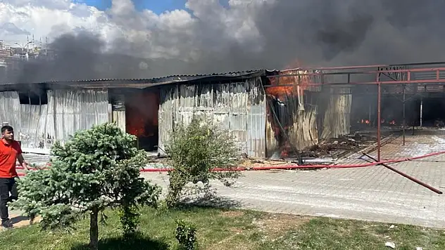 Depremde zarar görmüştü! Mobilya fabrikasında yangın