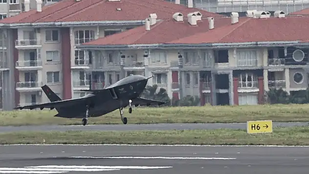 Bayraktar Kızılelma'nın İstanbul Atatürk Havalimanı'na indi