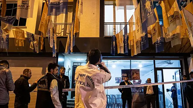 AK Parti Seçim İrtibat Bürosu önünde havaya ateş açan 2 kişi tutuklandı