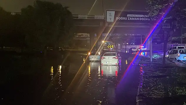 İzmir'de sağanak sonucu evleri su bastı, araçlar yolda kaldı