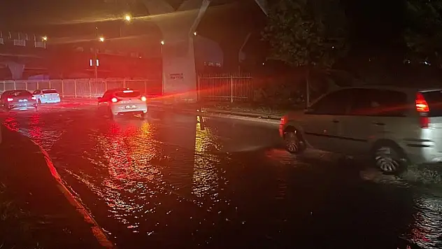 İzmir'deki sağanak yağış hayatı olumsuz etkiledi