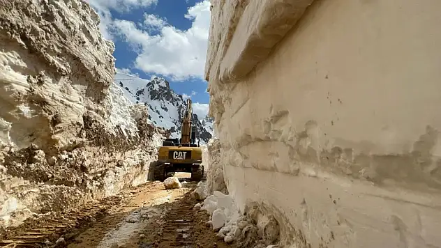 Hakkari'de 5 metreyi bulan karda yol açma çalışması