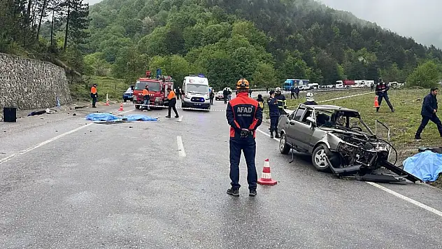 İstinat duvarına çarpan otomobildeki 3 kişi öldü