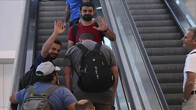 Sudan'dan askeri uçakla tahliye edilen 101 kişi Türkiye'ye geldi