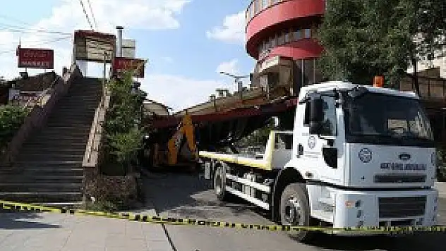 Ankara'da üst geçit çöktü