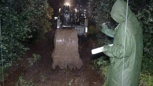 Yakınlarına yıldırım düşen vatandaşın panik anları