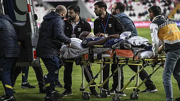 Fenerbahçe'nin Sivasspor ile yaptığı maçta sakatlanan Valencia hastaneye kaldırıldı