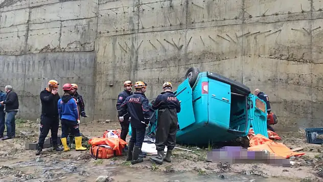 Dereye düşen hafif ticari araçtaki 4 kişi öldü, 1 kişi yaralandı