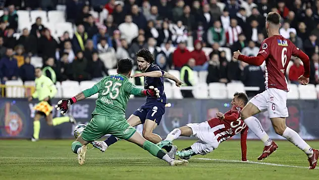 Fenerbahçe Sivas deplasmanında kazanmayı bildi