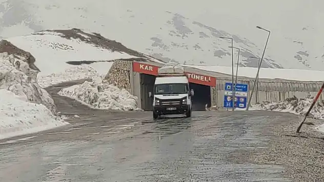 3 bin rakımlı Karabet Geçidi'nde kar etkili oluyor