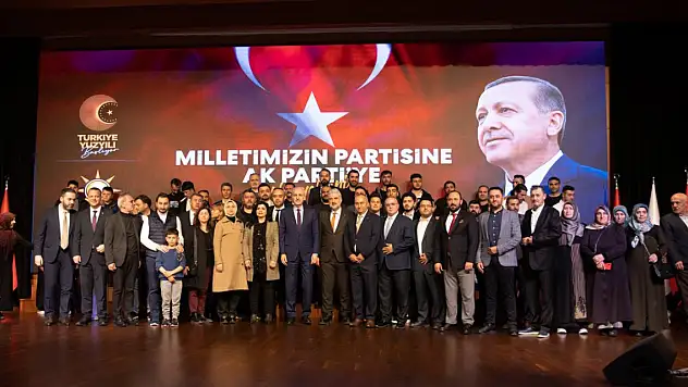 O partiden istifa eden 300 kişi, törenle AK Parti'ye katıldı