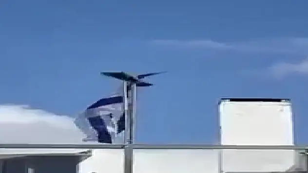 Karga İsrail bayrağını direkten çıkarıp yere attı