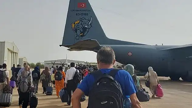 Bakan Akar: Sudan'dan uçaklarımızla 479 vatandaşımızın tahliyesini gerçekleştirdik
