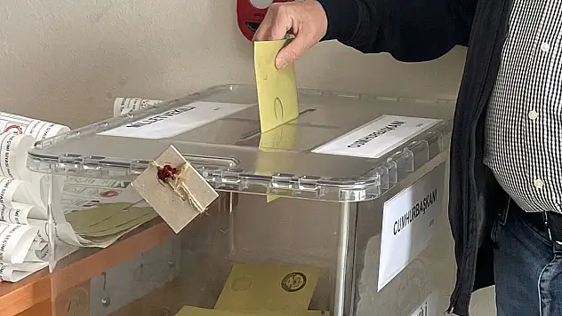 Yurt dışında oy verme işlemi sürüyor: 697 bin 577 seçmen oy kullandı