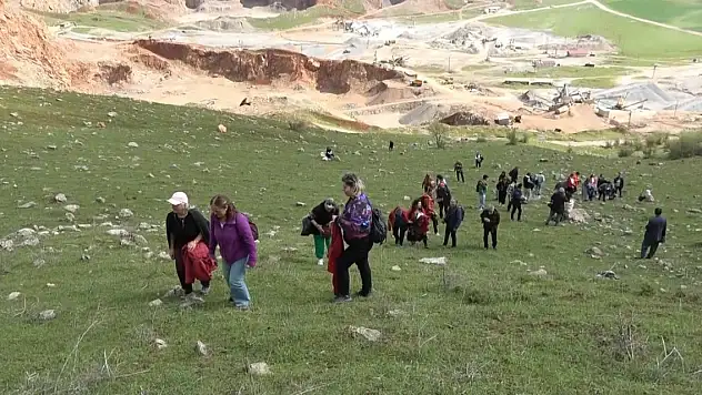 Görmek için 2 saat yürüdüler, korkudan dokunamadan geri döndüler